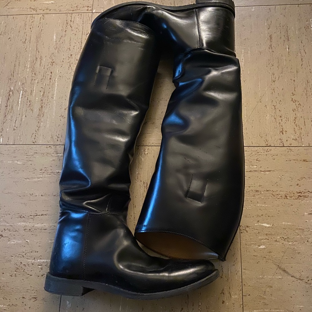 Leather Equestrian Boots.  Lightly worn. Great condition.  Included boot pulls
